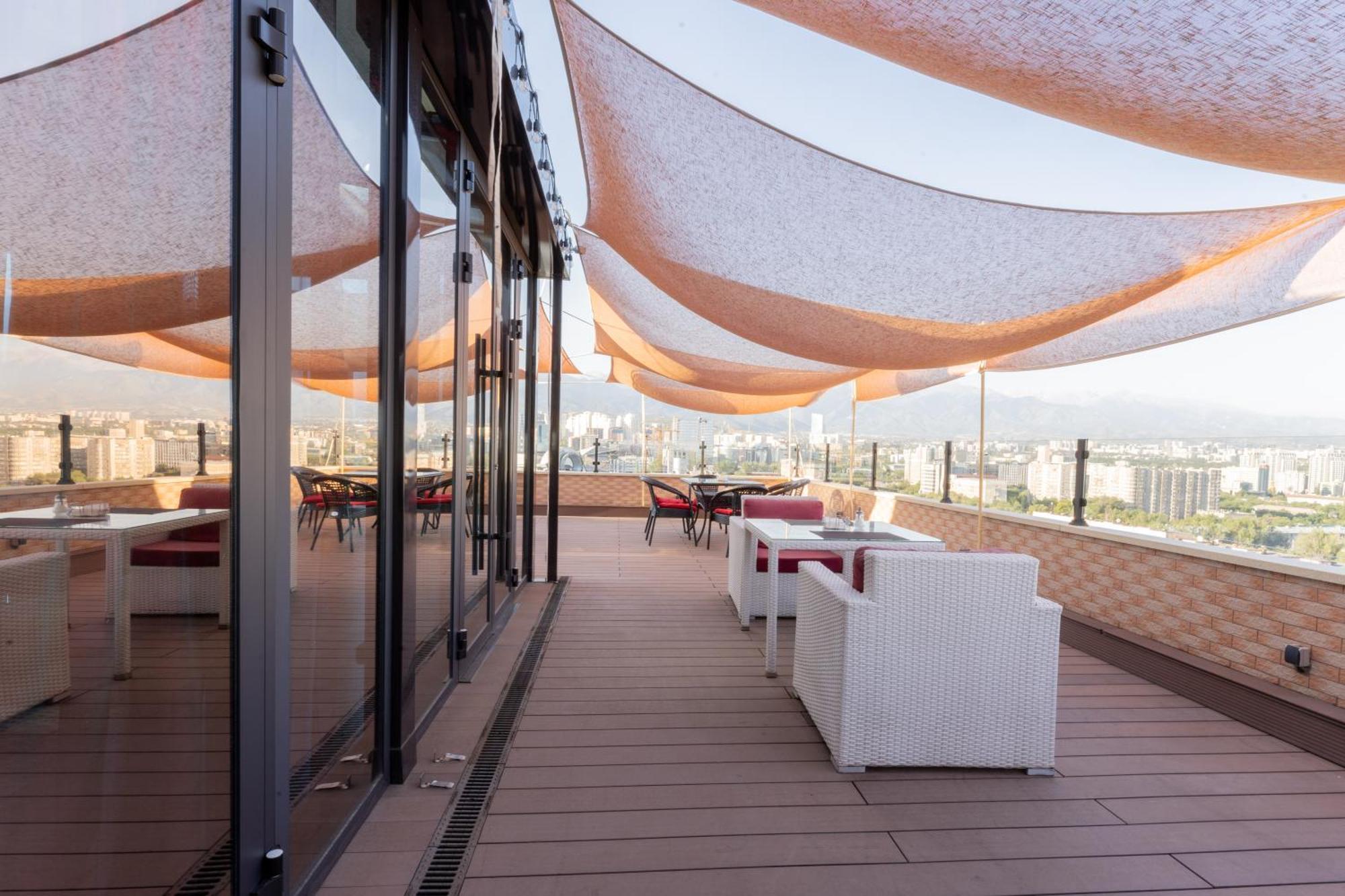 Reikartz Sky Almaty Hotel Exterior foto
