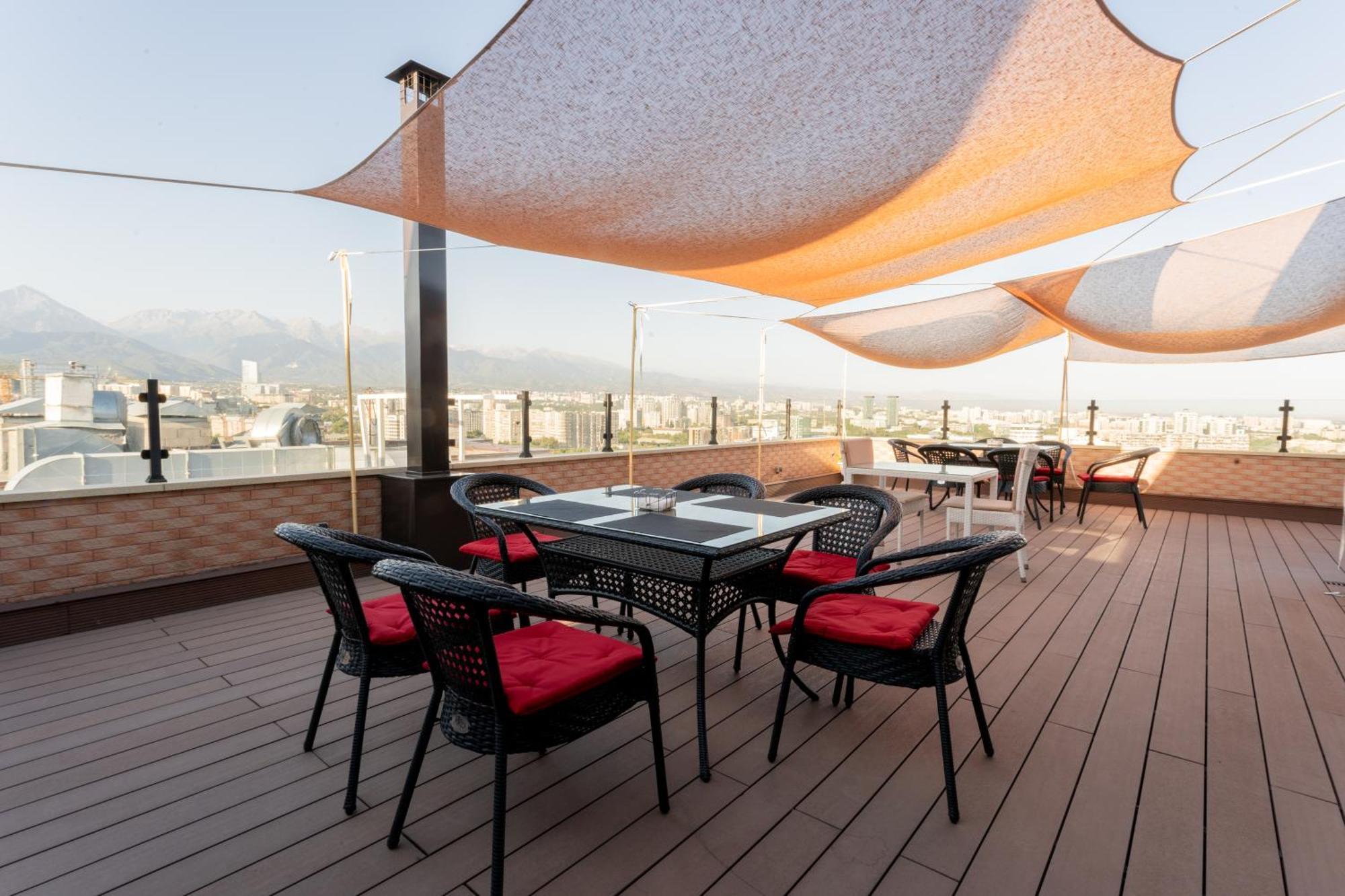 Reikartz Sky Almaty Hotel Exterior foto